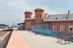 KOSTRZYN nad Odrą (Woiwodschaft Lebus), 26.04.2013, Blick auf die neugestalteten Bahnsteige und das in der Sanierung befindliche Bahnhofsgebäude, links ein Zug der Niederbarnimer Eisenbahn