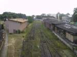 Hier sieht man das ende des Bahnhofes Tarowskie Gory diese Gleise fhren zu einem Verladeplatz der Polnischen Bundeswehr, dort wird fters geprobt einen Gterzug mit Panzern etc. zu beladen. Auerdem befinden sich dort noch ein parr Gterschuppen. Die strecke ging vor ein parr Jahren noch weiter, neben der Oberschlesieschen Schmalspurbahn, heute museumsbahn (Gornoslaskie Koleje Waskotorowe! Darber liegen mir leider keine Informationen vor!