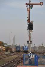 KOSTRZYN nad Odrą (Woiwodschaft Lebus), 12.10.2012, schönes Formsignal; im Hintergrund: die polnische Diesellok SM42-1155 von PKP Cargo und die deutsche Diesellok 293 026-1 der Fa.