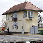 Saniert, in Betrieb, das Stellwerk in Bieniów (deutsch Benau, niedersorbisch Bjenow) 
Der Dampfsonderzug lockt auch hier zahlreiche Fotografen an. 16.03.2024 12:48 Uhr.