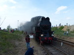 Dampflok OKz32-2 verdunkelt die Luft um die Bahnfans. 30.4.2016, Wolsztyn