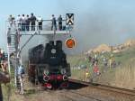 Heier Ausblick - Bahnfans auf der Signalbrcke, darunter die Dampflok Ol49-69.