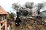 Zur Freude der zahlreichen Fotografen legte sich die Pt47-65 bei ihrer Ausfahrt aus Wolsztyn mit dem Sonderzug nach Nowy Tomysl mächtig ins Zeug, rechts rangiert die Ty42-24