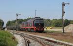 Mit der privaten CargoUnit EU07-009 im Schlepp erreicht hier die CargoUnit 232184 am 9.9.2021 um 12.34 Uhr mit einem Leerzug nach Strzgom den Bahnhof Rogoznica.