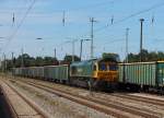 Die Class 66 FPL 66002 (3 650 001-2) Freightliner PL rangiert im Bf Oranienburg mit firmeneigenen offenen Gterwagen der Bauart Eamnoss bzw. Eamnos am 22.07.2013.