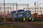 Frisch lackiert schleppt die PKP Cargo SM 42185 ihre Schwestermaschine SM 42 733   am 27.4.2012 im Bahnhof Olsztyn.