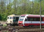 Auf der Dampflokparade in Wolsztyn werden jhrlich auch moderne Fahrzeuge prsentiert, hier SA132 003. Die dahinterstehende Diesellok der Baureihe ST 43 wurde ab 1965 in Rumnien gebaut, sie entspricht der rumnischen Baureihe 60, die CTL Rail GmbH nutzt solche Loks auch in Deutschland. 2.5.2009