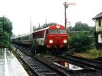 Regen, regen und regen..die ganze Tag! Die SU46-037 mit IC 240 “Wawel” Krakw Glwny-Hamburg Altona unterwegs auf Bahnhof Forst (Lausitz) am 21-7-2005. Bild und scan: Date Jan de Vries. 