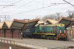 Im Grenzbahnhof Przmysl in Polen zur Ukraine hin rangiert am 15.2.2008
die sechsachsige PKP Breitspur Lok SM 48 052 Schnellzugwagen.