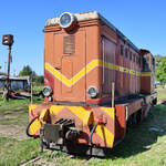 Die 1983 gebaute Schmalspur-Diesellokomotive Lxd2-476 des rumänischen Fahrzeug- und Maschinenherstellers FAUR war Anfang September 2024 in Koszalin (Köslin) abgestellt.