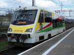 Ein niedlicher kleiner Triebwagen SA105 102 im Bahnhof Jelenia Gora (Hirschberg) am 22/04/10.