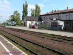 Turmbahnhof Kostrzyn (Kstrin-Neustadt): Bahnsteig 1 -oben- mit zweisprachig beworbener Friseurwellblechbude.