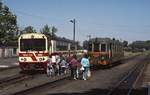 Schmalspurbahnen in Polen: Im Juni 1990 herrschte noch recht reger Personenverkehr auf dem 750 mm-Netz der Krosniewicka Kolej Dojazdowa, hier stehen MBxd2-229 und ein MBxd1 in Krosniewice abfahrbereit. Aber auch diese Bahn wurde im Jahre 2001 von der PKP stillgelegt, nach der Übernahme durch die Gemeinde Krosniewice fand einige Jahre noch ein sporadischer Verkehr statt.
