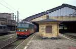 Am 24.06.2013 durchfährt 3E/1 006 den Bahnhof Bytom/Beuthen in Oberschlesien. Die Lok erweckt den Eindruck, als ob sie schielt. Der Bahnhof pröäsentiert sich baulich gegenüber der Reichsbahnzeit fast unverändert, ist allerdings im Gegensatz zu vielen anderen polnischen Bahnhöfen sehr heruntergekommen. Kaum vorstellbar, dass hier früher die  Fliegenden Züge  aus Berlin endeten.