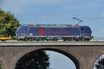 Die Elektrolokomotive 370 036-3 auf der Hochfelder Eisenbahnbrücke, so gesehen Ende August 2022 in Duisburg.