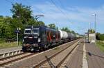 370 050 der Cargounit führte am 05.07.23 einen Kesselwagenzug durch Wittenberg-Altstadt Richtung Dessau.