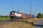 370 054 der Cargounit schleppte am 22.09.24 für ihren Mieter Bahnoperator einen Containerzug durch Wittenberg-Labetz Richtung Dessau.