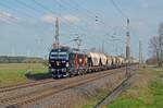 370 061 des polnischen Lokvermieters Cargounit rollt am 10.04.23 mit einem Transcerealzug des Mieters Freightliner PL durch Wittenberg-Labetz Richtung Dessau.