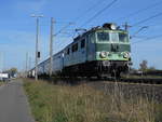 In alter Farbgebung rauschte die EP07-174,am 20.April 2019,am Rangierbahnhof Szczecin Port Centralny,vorbei.