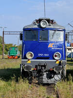 Frontansicht der Elektrolokomotive EP07-1043, im Hintergrund ist die Rangierlokomotive 401Da-478 zu sehen. (Kołobrzeg (Kolberg), September 2024)