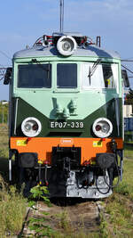 Der Elektrolokomotive EP07-339 wartete Anfang September 2024 in Kołobrzeg (Kolberg) auf neue Aufgaben.