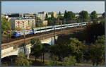 EP08-011 rollt am 06.09.2024 mit einem Fernverkehrszug aus dem Bahnhof Warschau Wschodnia Richtung Westen. (aus einem Hotelzimmer heraus fotografiert)