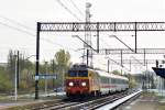 ||28.10.2012 r.|| Wrocław Muchobr.

Elektrolok EP09-046 fahrt mit dem Eurocity Zug  Wawel  von Krakw nach Berlin.

Diese Lok ist die lezte EP09 mit dem alte Orange-Rot Farben. Die Lok ist kurz nach dem Revison.