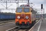 WĘGLINIEC (Woiwodschaft Niederschlesien), 10.10.2012, EP09-046 hat den EC 248 von Kraków bis zu diesem Bahnhof gebracht und wird nun vor den EC 249 gesetzt, um diesen nach Kraków zu