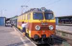 Im hochwertigen Schnellzugdienst war die Reihe EP 09 lange Zeit dominant.
Auf einer Reise nach Moskau bespannte am 12.5.2000 die EP 09-024 unseren
Zug hier beim Halt in Warszawa Wschodnia.