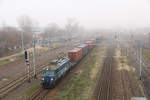 Am 8. Dezember 2015 konnte ich von einem Fußgängersteig EU07-367 fotografieren,
die zu diesem Zeitpunkt den Güterbahnhof Warszawa-Praga durchfuhr.