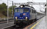 PKP Intercity spółka z o.o., Warszawa mit ihrer  EU07-055  (NVR:  91 51 5 140 ???-? PL-PKPIC ) und IC bei der Einfahrt im Bahnhof Kostrzyn nad Odrą, 25.09.24