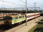 EU07-083 mit D 56121 Elk-Wroclaw Glwny auf Bahnhof Poznan Glwny am 5-8-2001. Bild und scan: Date Jan de Vries.