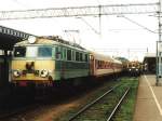 EU07-075 mit D 81106 Szczecin Glwny-Sodz Kaliska auf Bahnhof Poznan Glwny am 11-8-2001. Bild und scan: Date Jan de Vries. 