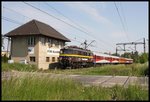 Ein bunt lackierter Regio, bespannt mit EU07-169, kam am 20.05.2016 um 10.08 Uhr auf der Fahrt nach Poznan am Stellwerk Stare Bojanowo vorbei.
