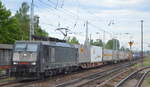 METRANS Rail s.r.o. mit der polnischen MRCE Dispo  ES 64 F4-452  [NVR-Nummer: 91 51 5170 026-6 PL-DISPO] und Containerzug Richtung Polen am 20.06.19 Berlin-Hirschgarten.