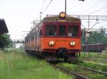 Der EN57 - 1255 rb fuhr im Sommer 2007 als Regionalzug von kluczbork nach Katowice. Hie rbei der Einfahrt in den Bahnhof Olseno.