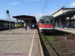 Der Dieseltriebzug SA110-04 (=ehemals DB 624 675) rechts hlt auf seiner Fahrt von Szczecin (Stettin) nach Szcecinek in Stargard.