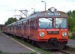 EN57-1905 der PKP in rot/orange am 26.06.2005 in Warszawa Gdanska (Warschau Danziger Bahnhof). Triebzge EN57 ab Nr.1900 haben statt 3 nur noch 2 Fhrerstand-Fenster.