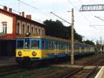 EN57-977ra / EN57-977s / EN57-977rb mit Regionalzug 68437 Głogw-Kostrzyn auf Bahnhof Rzepin am 19-7-2005. Bild und scan: Date Jan de Vries.