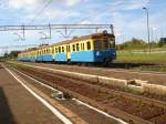 Dieser Triebzug EN57-073 rb, fuhr am 26.08.06 nach Kluczbork. Hier bei der Ausfahr des Bahnhofs von Olesno.