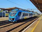 Der Elektrotriebzug EN63A-040 wartete Anfang September 2024 am Bahnsteig des Bahnhofes in Koszalin (Köslin) auf das Abfahrtsignal.