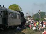 Die Dampflokparade zieht jedes Jahr Tausende Menschen ins ruhige Wolsztyn. Dieses Foto sieht gefhrlicher aus als es ist, der Personenzug mit Ol49 23 war hier whrend der Parade geparkt. 28.4.2007