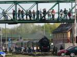 Der Bahnbergang, den Fugnger nutzen knnen, wenn die Schranken geschlossen sind, ist whrend der Dampflokparade ein beliebter Aufenthaltsort fr Fotografen.