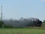 Pm36-2 fhrt an, die Rauchwolke versteckt die zahlreichen Eisenbahnfans. Wolsztyn, 30.4.2011