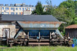 Dieser Selbstentladewagen (Flls 2151, 42 51 6278959-7) wurde seiner Radsätze beraubt. (Koszalin (Köslin), September 2024)