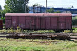 Im Bild ein gedeckter Güterwagen der Gattung Gbs (21 51 155 3 778-3), davor ist ein Rollwagen zu sehen.