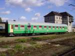 Ein etwas lterer PKP Personenzugwagen im Bahnhof Poznan.