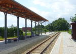 Der Bahnsteig 2 und 1 in Trzęsacz am 12.06.2017.