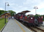 Der Wagenpark der Nadmorska Kolej Wąskotorowa am 12.06.2017 im Bahnhof von Trzęsacz.