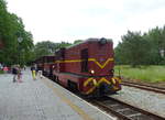 Die Lxd2-472 der Nadmorska Kolej Wąskotorowa steht am 12.06.2017 mit einem Zug nach Trzęsacz im Bahnhof von Pogorzelica.